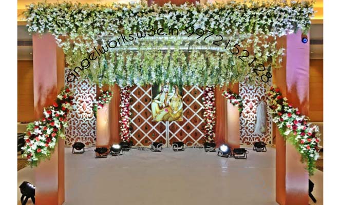 mandap decoration four pillars ceiling flowers